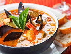 Рибена супа от морски дарове (сьомга, миди и скариди) с картофи, моркови и домати - снимка на рецептата